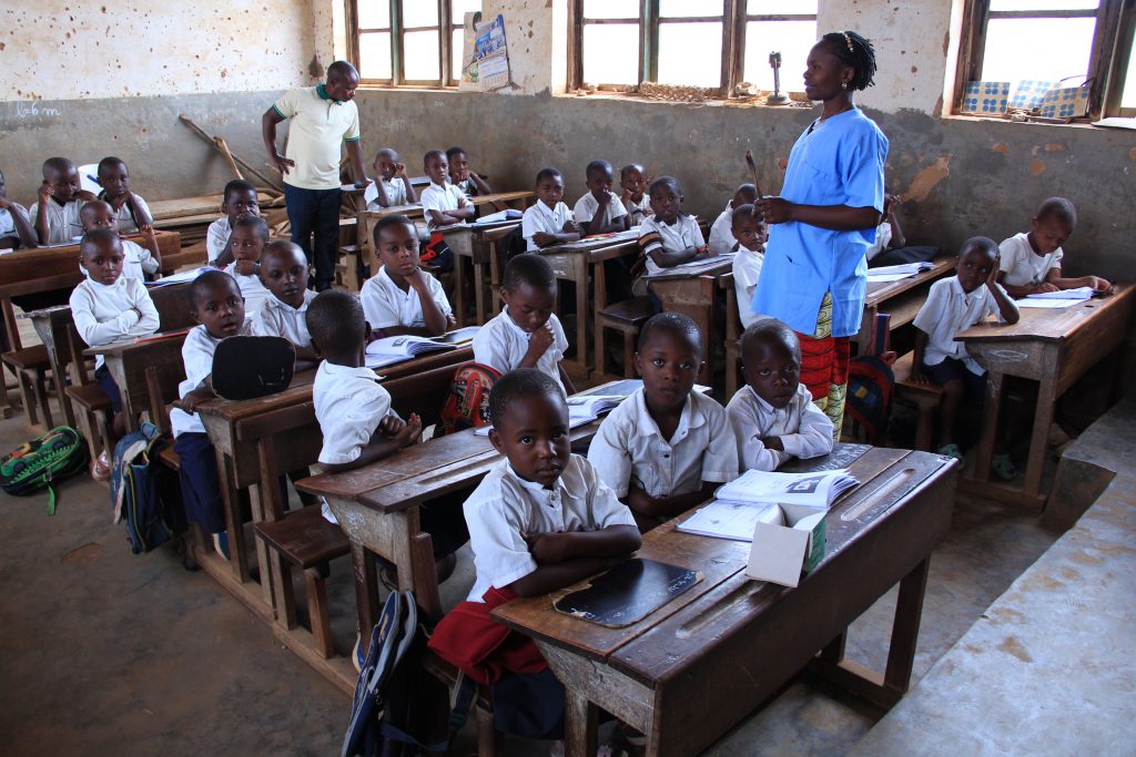 Des écoliers qui suivent cours en classe à l'EP Tsaka - Tsaka ce lundi 16 mai 2022. © Rosette Kamukehere