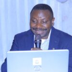 Butembo – Colloque à l’UAC : le professeur Kibanda analyse les risques de survie qui pèsent sur les familles après le voyage de certains membres