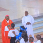 Butembo-Beni : 8 ans après sa création, Mgr Sikuli administre la confirmation à plus de 480 chrétiens en paroisse de Kyavuyiri 